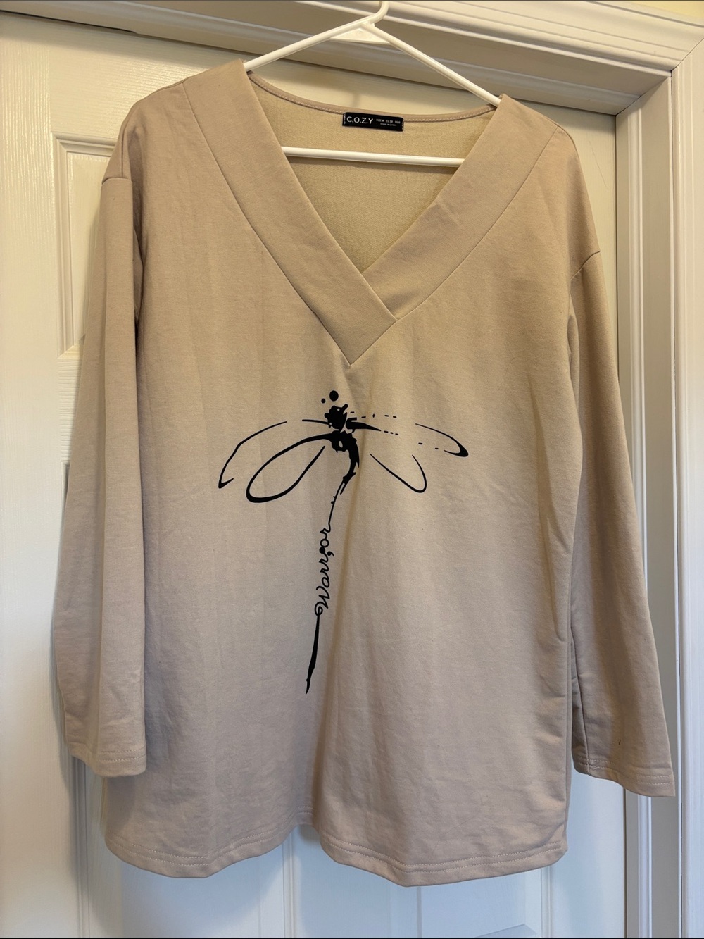 Cozy Women's Beige V-Neck Long Sleeve Tee with Floral Graphic